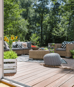 Moderne Gartenterrasse mit Holzdeck und Lounge Möbeln in Paderborn
