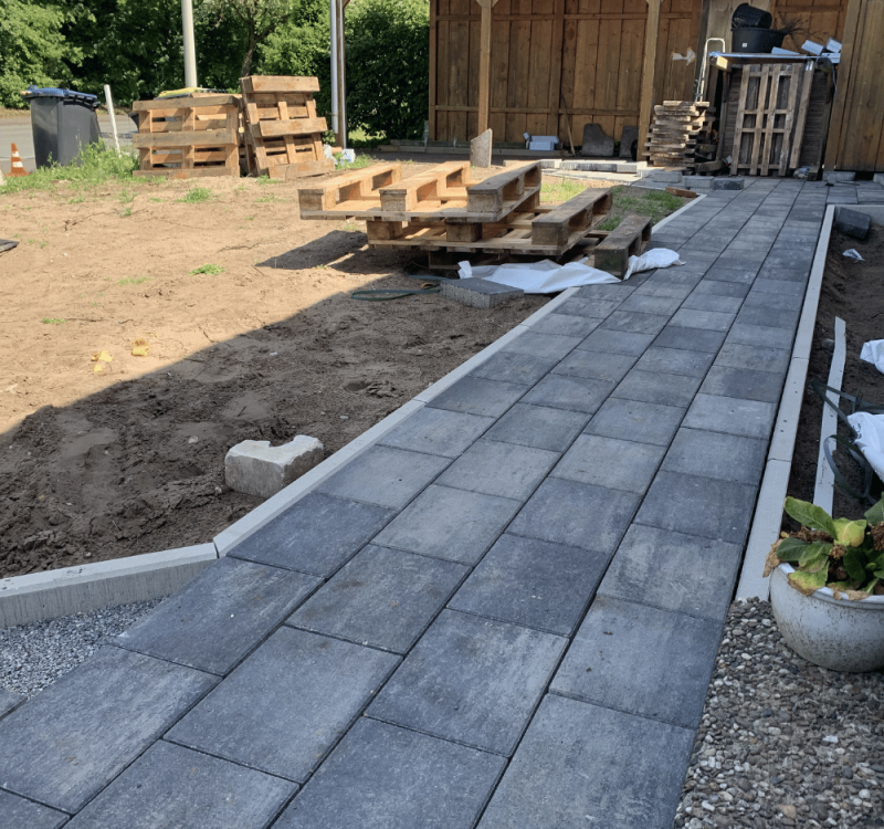 Pflasterarbeiten im Garten mit neu verlegtem Gehweg aus Betonsteinen in Paderborn